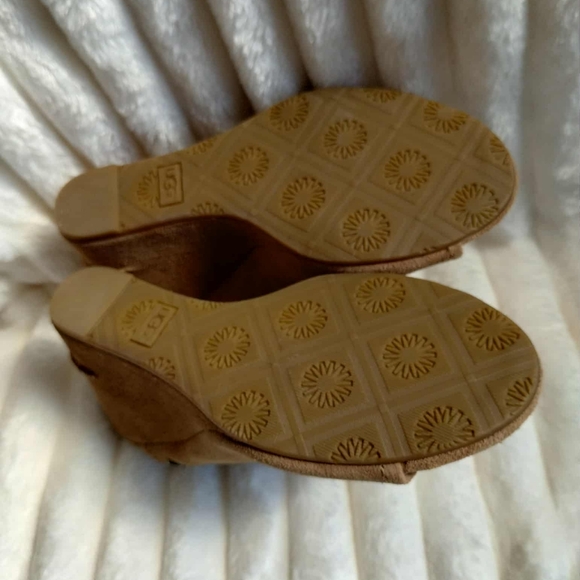 UGG Women's  New Tan Suede Wedge Mules Size 5.5 - Picture 3 of 5